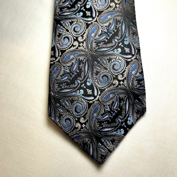 Van Heusen Tie - Picture 3 of 9